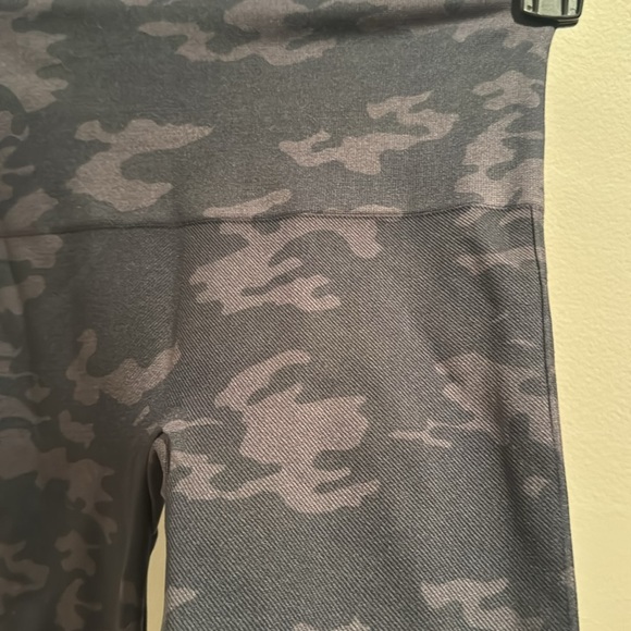 Spanx Look at me now Camo Leggings Medium - Picture 4 of 6